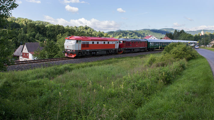 T478.1010 & T478.1215 mit dem 9-Wagen Zug aus Prag bei Dolní Habartice. 18.06.16, Foto: Jürgen Vogel