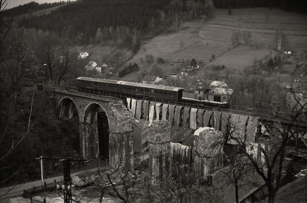 In Bad Schandau wurde die alte Elbbrücke abgerissen,die Züge enden in Rathmannsdorf. Wegen fehlender Umsetzmöglichkeit kamen Lowa-Wagen mit Steuerabteil als Wendezüge zum Einsatz, die Lok blieb immer talseitig am Zug. 1988, Foto & Infos: Lutz Morgenstern