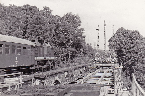 Bau der Behelfsbrücke am alten Hainersdorfer Viadukt.