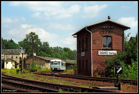 : Nur wenige Nebenbahnen haben in gut zwei Jahrzehnten eine solche Vielfalt an Fahrzeugen kennengelernt wie die Sebnitztalbahn. Der von 771 040 geschobene 971 640 verlässt am 12. August 2001 den Bf.Sebnitz am Stw W2. Foto: Archiv Michael Sperl