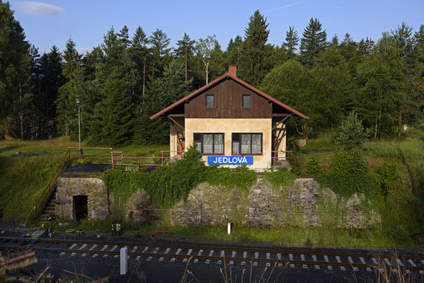 Ein richtiges Schmuckstück: Das Stellwerk an der Bahnhofseinfahrt von Jedlova (Fahrtrichtung Decin). 30.07.2016