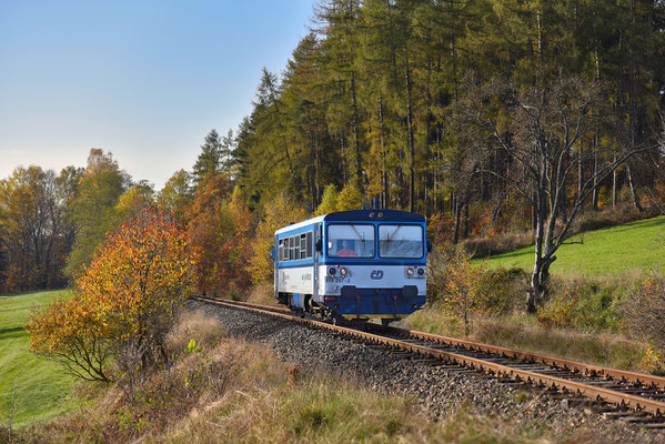 810 297-2 Mikulášovice dolní nádraží - Rumburk bei Panský, Oktober 2022.