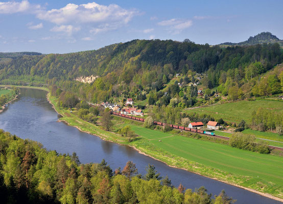 Leerleistung des Kohlezugs aus Tschechien nach Profen bei Strand, April 2014.