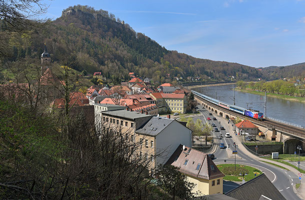 371 201 in tschechischen Nationalfarben mit einem EC nach Prag bei Königstein, April 2015.