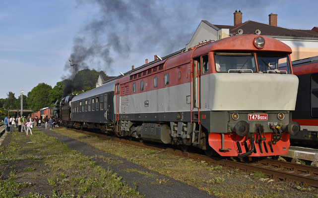 T 478 1004 in Rumburk und Dampflok 475 111 am Legiovlak. 19.05.2018