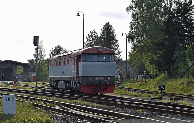 Nächste Station ist Novy Bor, T 478 1004 ist die Zuglok bis dahin und setzt sich vor den Zug. 19.05.2018