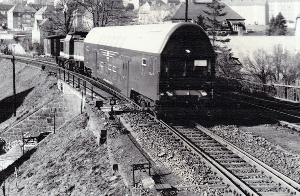 Von März bis April 1981 verkehrte auf Grund von Arbeiten an Tunnel 7 bei Rathmannsdorf eine V100 mit Doppelstockwagen im Wendezugbetrieb zwischen Sebnitz & Porschdorf, hier bei Sebnitz. Foto: Archiv Sven Kasperzek