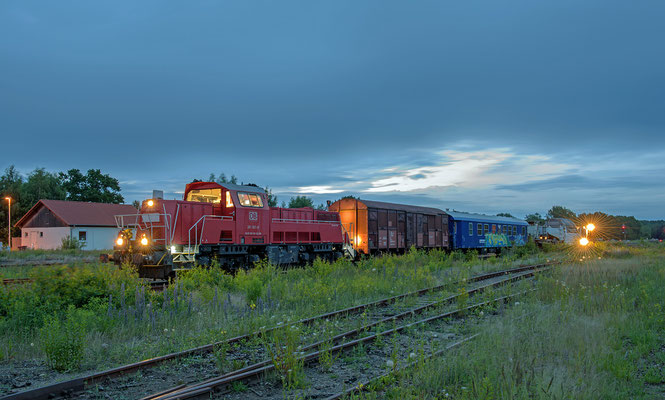 Trafotransport von Bischofswerda in das Umspannwerk Schmölln. Die Gravita 10 BB ( 261 021) der DB bei Rangierarbeiten am späten Abend in Bischofswerda, Juni 2015.