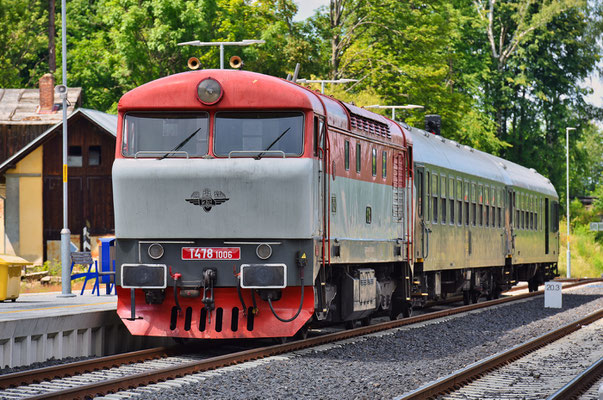 T478 1006 mit dem Lužickohorský rychlík Prag - Mikulášovice dolní nádraží im Zielbahnhof, Juli 2021.