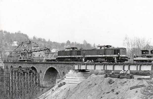 Bau der Behelfsbrücke, die vorgefertigten Stahlelemente werden mit Hilfe eines Schwerlastkrans eingehoben, 1984.