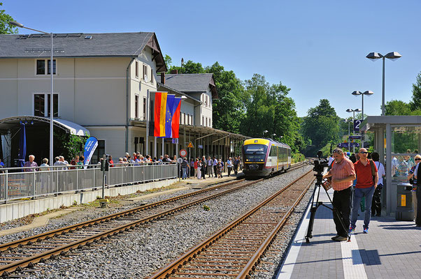 Offizielle Eröffnungsfeier & Inbetriebnahme der U28/Nationalparkbahn in Sebnitz am 04.07.2014. Soeben eingefahren die SBS von Neustadt, die nun hier endet. Auf den Bahnsteigen beziehen die Medienvertreter Position, gleich rollt der Eröffnungszug ein...