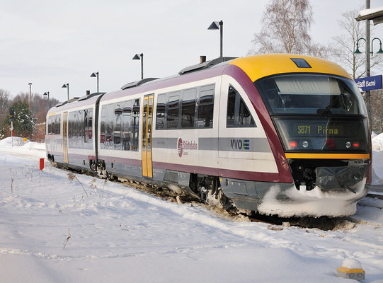 Städtebahn 32 587 hat hier in Neustadt um 12:08 Uhr Ausfahrt frei in Richtung Pirna, 04.01.2011