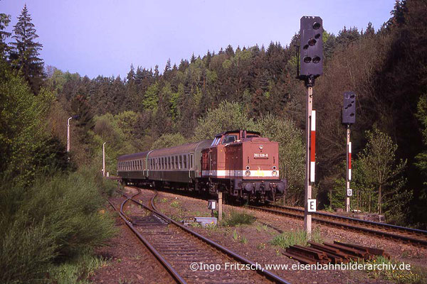 202 528 mit Regionalbahn Bad Schandau-Bautzen bei Ulbersdorf. 05.05.1999 Foto: Ingo Fritzsch