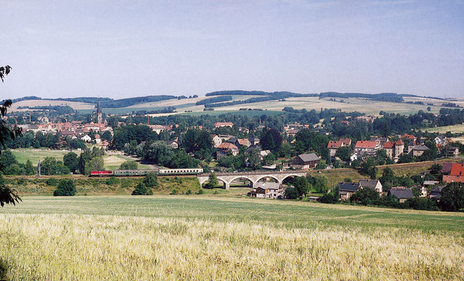 Von der im Volksmund genannten " Krähenhecke " bot sich stets ein wunderbarer Blick auf Neustadt und die Bahnstrecke nach Bautzen. P 7469 hat soeben den Fluss Polenz überquert um gleich Neustadt zu erreichen. 16. Juli 1994, Fotograf: Andreas W. Petrak