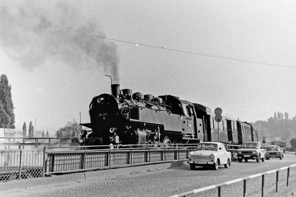 ... 86 001 den Zug auf die Pirnaer Elbbrücke.