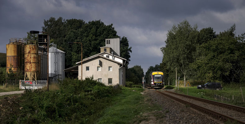 Bedrohlich färbt sich der Himmel bei Stolpen an diesem 15. September 2012. 642 345 von Pirna nach Neustadt erwischt am BÜ kurz nach der Bahnhof einen kurzen Sonnenspot. 