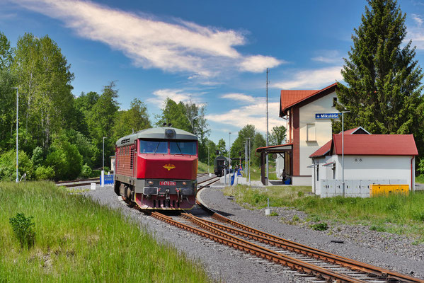 T478 1215 mit dem Lužickohorský rychlík Prag - Mikulášovice dolní nádraží im Zielbahnhof, Mai 2023.