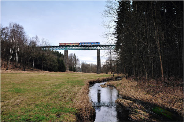 854 019-7 nach Decin überquert den Vilémovský potok (Wölmsdorfer Bach), der nach seinem Grenzübertritt bei Dolni Poustévna zur Sebnitz wird. 11.01.2014