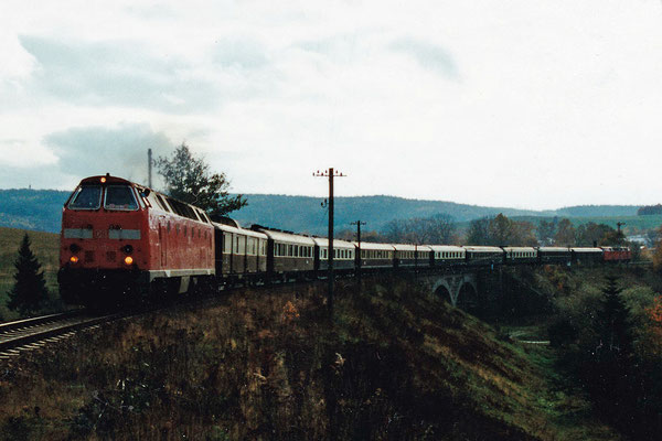 Nach dem Halt in Neustadt überquert die interessante Fuhre den Viadukt über den Wiesenweg in Langburkersdorf. Oktober 2000, Archiv: Sven Kasperzek