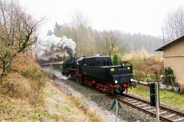 52 8079 mit dem Adventssonderzug von Bad Schandau nach Neustadt, hier am Nassweg bei Sebnitz. Foto: Robert Schleusener, 02.12.18
