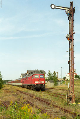 232 519 mit EC 175 in Richtung Pirna. 05.08.03  Foto: Archiv Kay Baldauf. 