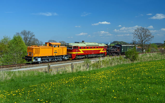 Überführung der tschechischen Gastlokomotiven 750 308 & 310 0134  durch 105 015 von Turnov nach Löbau, hier bei Eibau. 06.05.16