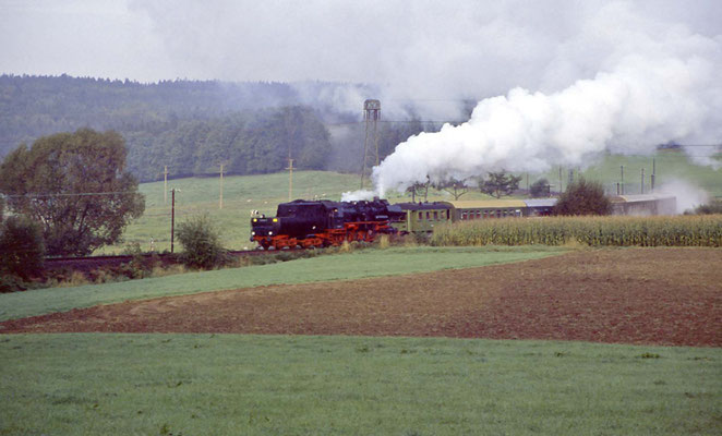 Ein Sonderzug im herrlichen Licht des Sonnenaufgangs mit viel Dampf, Krumhermsdorf 1996