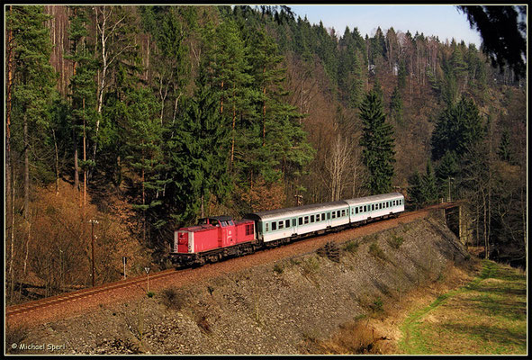 Am 1. April 2001 rollt 202 535 durch das Sebnitztal Richtung Elbe. Foto: Archiv Michael Sperl