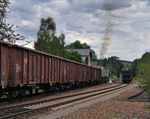 Endlich erlebte ich mal eine der seltenen Güterzugkreuzungen in Neukirch. Auf dem letzten Wagen nimmt ein Rangierer platz, dann wird in den Steinbruch geschoben. 12.08.2011