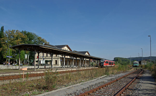 Der Bahnhof in Neustadt - eben eingefahren der Desiro von Bad Schandau, rechts ein Gast aus Löbau ( Sonderfahrt mit der " Ferkeltaxe " nach Bad Schandau), 18.09.09