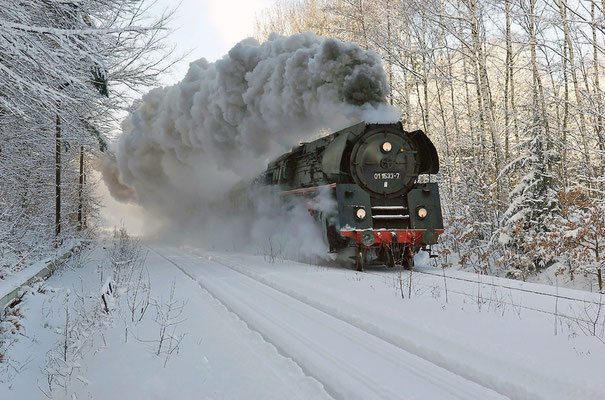 Bei Schneemassen die es so seit langem nicht gegeben hatte wurde vom Personal gleich alles abverlangt. Hier mit Volldampf nach dem Bahnhof Neukirch / Lausitz (West), Februar 2009.