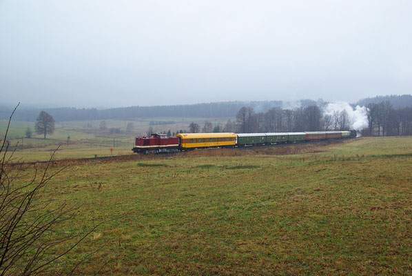 Anschließend ging es auf die erste von 3 Pendelfahrten bis nach Sebnitz, 112 331 zieht den Zug durch die Steigung bei Krumhermsdorf, 06.12.09