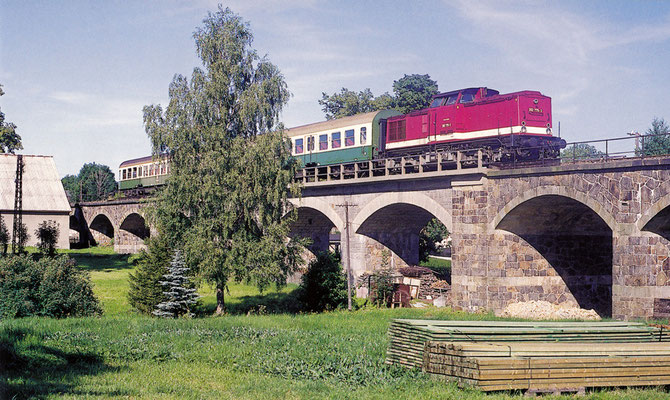 202 775 überquert mit dem P 7449 das Viadukt in Oberottendorf. Juli 1994, Fotograf: Andreas W. Petrak