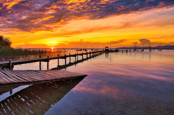 Farbenfroher Sonnenaufgang am Chiemsee.