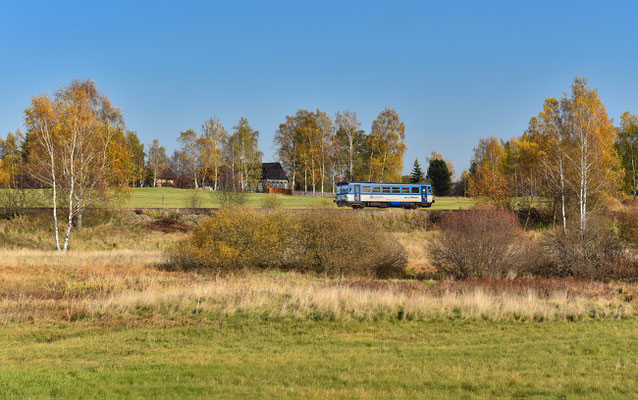 810 297-2 Rumburk - Mikulášovice dolní nádraží bei Dolní Křečany, Oktober 2022.