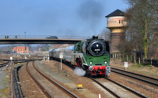 Mit 52 8080 von Dresden nach Arnsdorf hieß es eigentlich, doch die 52 erlitt einen Zylinderschaden und wurde durch 18 201 ersetzt. Auf dieser Strecke schon eine Seltenheit, hier bei der Ausfahrt in Radeberg. 02.04.11