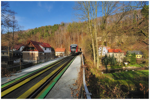 In Rathmannsdorf kommt die RB 17122 von Neustadt aus dem Tunnel 7 ( mit 377 Metern der längste auf der Strecke ) und wird in wenigen Minuten Bad Schandau erreichen. 14.11.10