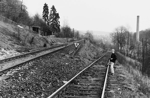 Links das Gleis nach Neustadt / Sachsen. Rechts mit beachtlicher Steigung das Gleis hinunter zu ABUS.