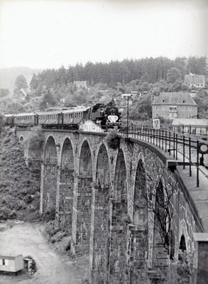 Sonderzug mit BR 86 zum 100-Jährigen Streckenjubiläum auf dem Sebnitzer Stadtviadukt am 02.07.1977. Foto: Archiv Sven Kasperzek.