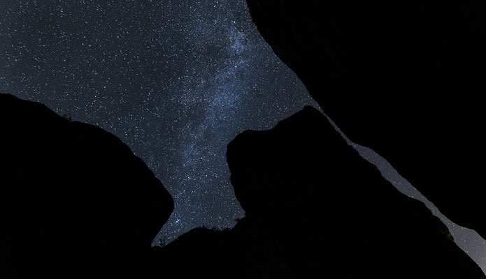 Sternenfotografie auf der Bastei. Die Felsen kommen auf diesem Foto nur als geheimnissvolle Schattenumrisse ins Spiel. 