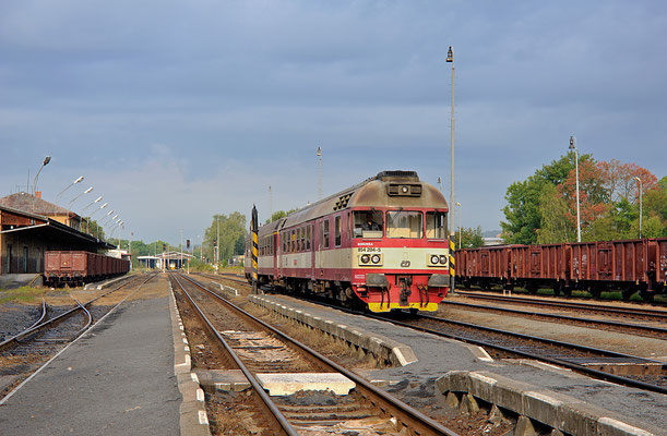 Der 854 setzt sich vor den Beiwagen.