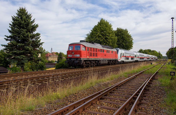 Testfahrt mit Bombardier Twindexx Doppelstock IC Görlitz-Dresden. Vorn 232 347, am Zugschluss die Stromlose 146 562. Hier bei Bischofswerda, August 2015.