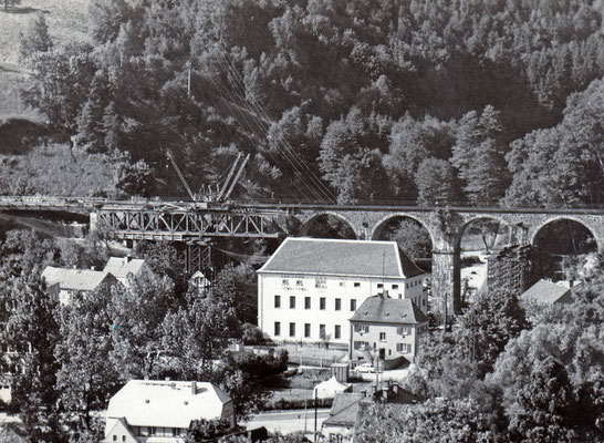 Errichtung einer Behelfsbrücke am Hainersdorfer Viadukt, auch hier steht die Sprengung kurz bevor... März / April 1985, Foto: Archiv Sven Kasperzek.