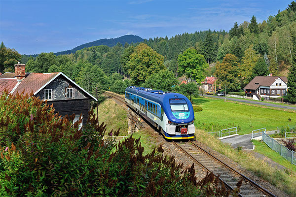 In Nähe der Bahnstation von Kytlice fand ich meinen bevorzugten Standort, wenn auch etwas schwerer zugänglich... Den Anfang macht Os 2607 nach Decin mit 844 026-5.