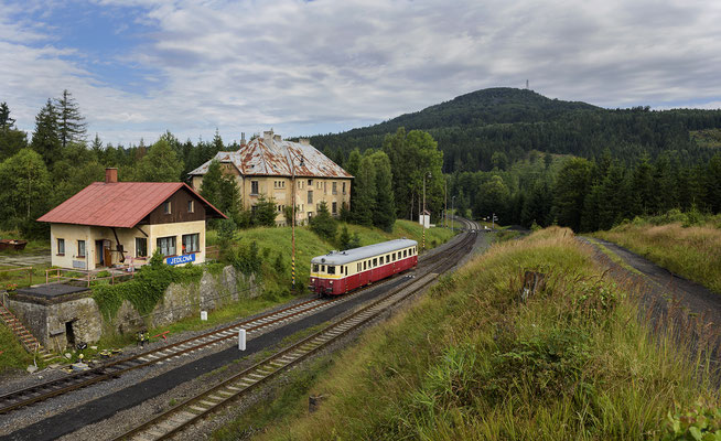 Kurz darauf folgt M262.1183 Rumburk-Decin mit der Sonderfahrt der OSEF "Mit der Nähmaschine an die Elbe". Jedlova, 30.07.2016