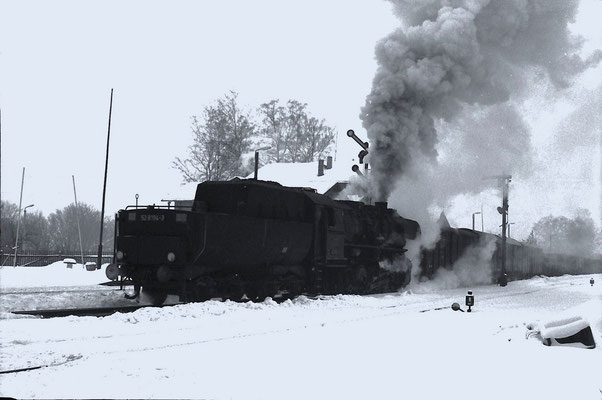 N 65272 nach Bischofswerda. Nach einer Zugkreuzung Anfahrt in Neukirch -West im Winter 1985. Foto: Lutz Morgenstern