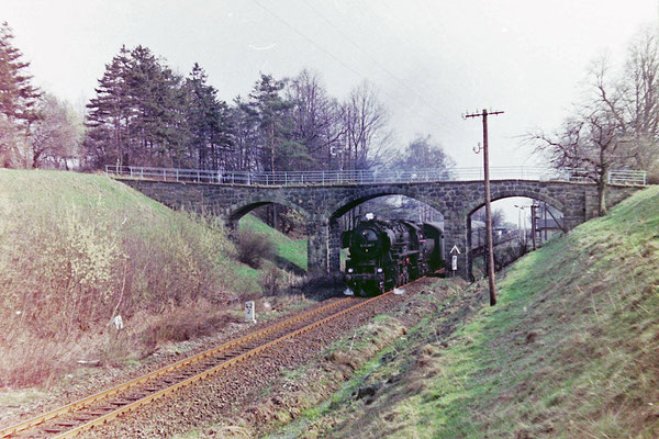 52 8183 mit Planleistung an 2-achsigen Rekowagen von Bad Schandau nach Bautzen in Krumhermsdorf. 20.04.1984