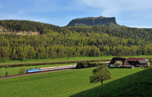 EC von Decin nach Dresden bei Strand, im Hintergrund der Lilienstein. April 2014.