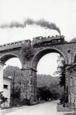 Sonderzug mit BR 86 in Richtung Sebnitz auf dem Hainersdorfer Viadukt, 1984. Foto: Archiv Sven Kasperzek.