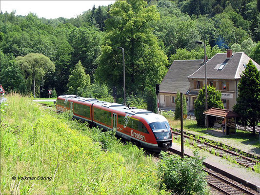 Für einige Zeit waren auf der Sebnitztalbahn auch die Desiros mit der Aufschrift des Dresdner Flughafens anzutreffen, hier wartet einer davon im Bahnhof Ulbersdorf auf Ausfahrt Richtung Sebnitz, 01.07.2006, Foto: Volkmar Döring